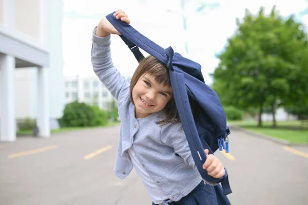 Chica Feliz Colegiala Años Edad Aspecto Europeo Con Una Mochila —  Fotos de Stock