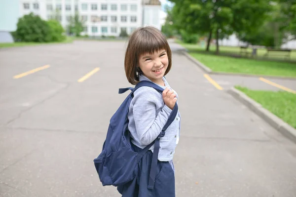 Szczęśliwy Dziewczyna Uczennica Lat Stary Europejski Wygląd Plecakiem Stoczni Szkolnej — Zdjęcie stockowe