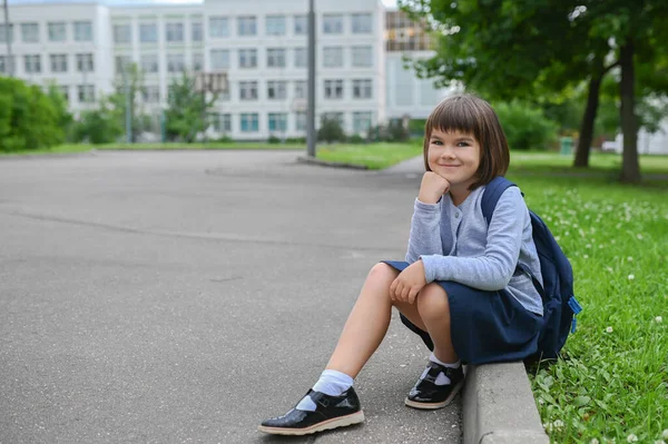 Menina Feliz Estudante Anos Aparência Europeia Com Uma Mochila Quintal — Fotografia de Stock