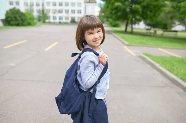 Scolara Ragazza Felice Anni Aspetto Europeo Con Uno Zaino Nel — Foto Stock