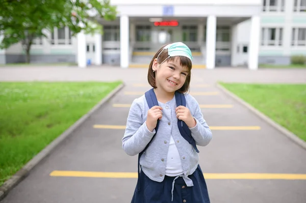 Счастливая Девочка Школьница Лет Европейского Появления Рюкзаком Школьном Дворе Медицинской — стоковое фото