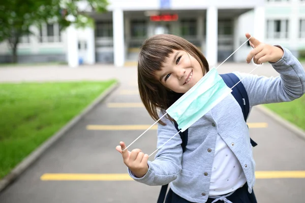 Menina Feliz Estudante Anos Aparência Europeia Com Uma Mochila Pátio — Fotografia de Stock