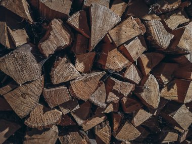 Kış için odun yığını var.