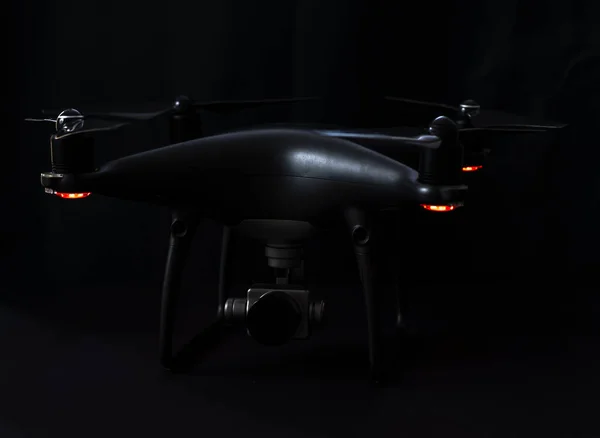 Drone Preto Câmera Prata Fundo Preto — Fotografia de Stock