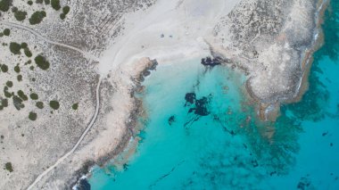 Gökyüzünden görünen turkuaz denizli kayalar ve plajlar.