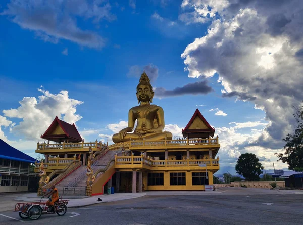 大きな黄金の仏像 北タイの寺院の前でバイクに乗って仏教の僧侶 — ストック写真