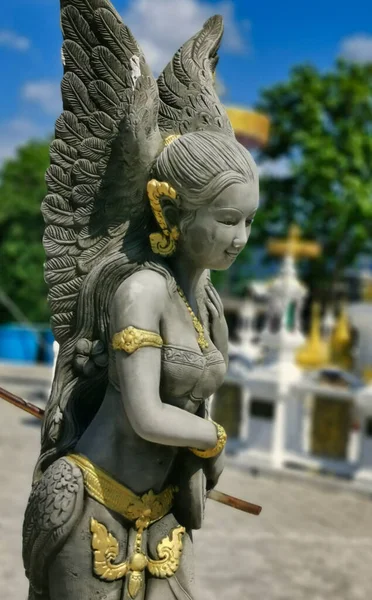 Bella Statua Donna Angelo Con Ornamenti Oro Tempio Buddista Thailandia — Foto Stock