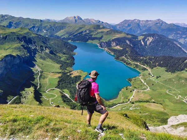 Fransız Alpleri 'nde yürüyüş. Roselend barajında güzel bir manzara.