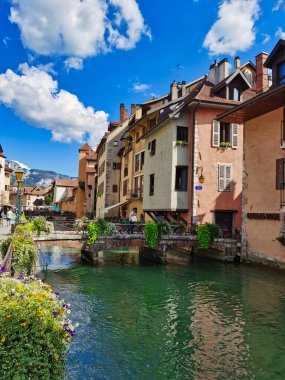 Annecy Kanalı 'nın manzarası. Fransız Alpleri, Fransa.
