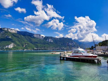 Annecy Gölü Marina 'da Fransız Alpleri' nde tekneler yanaştı..
