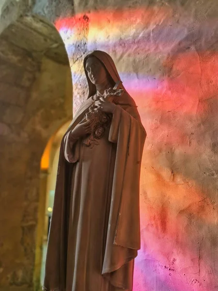 Saint Therese Lisieux Med Vackra Färger Återspegling Färgade Glasfönster Kyrkan Stockbild