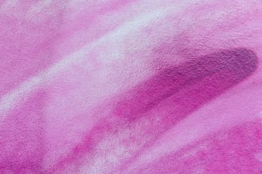 Pembe arka plan: Beyaz duvar sprey boya ile spreylenmiş pembe boya ile eşit olmayan bir şekilde boyanmış.