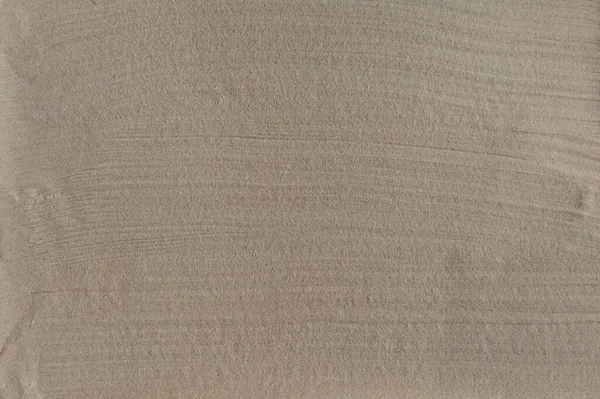 自然のベージュ色の砂の上に正確なストライプ — ストック写真