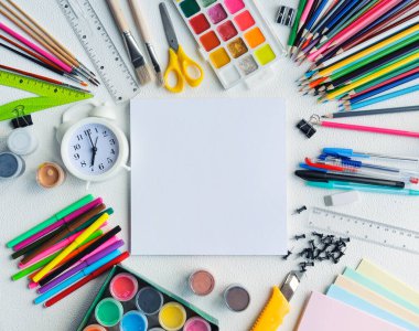 Okul malzemeleri beyaz bir arkaplan üzerinde farklı renkler, bir daire içinde düzenlenmiş, kopyalama alanı