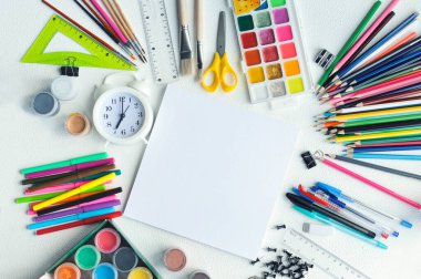 Yakında okula döneceğim. kırtasiye malzemesi satın almak, düz, kopyalama alanı