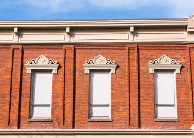 Üst kat Windows'un eski bir klasik tuğla bina üzerinde bulduğu. 