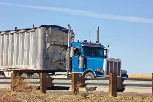 Vrachtwagen Gevangen Beweging Landelijke Snelweg Rijden — Stockfoto