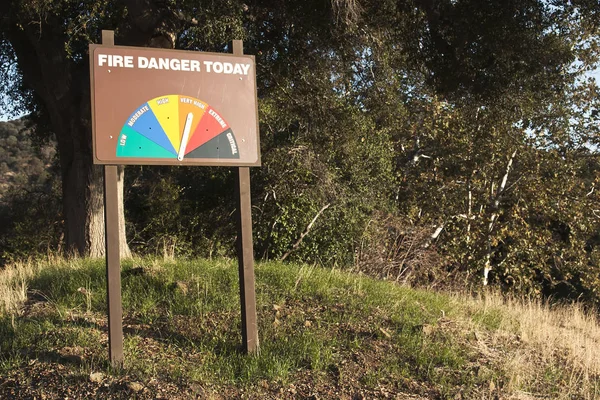 Sinal Perigo Incêndio Marcado Muito Alto Uma Área Terra Selvagem — Fotografia de Stock