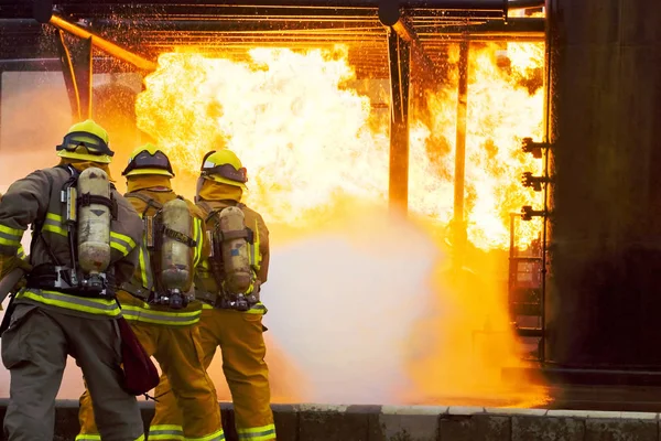 Vários Bombeiros Ficam Ofensivos Por Ataque Fogo — Fotografia de Stock