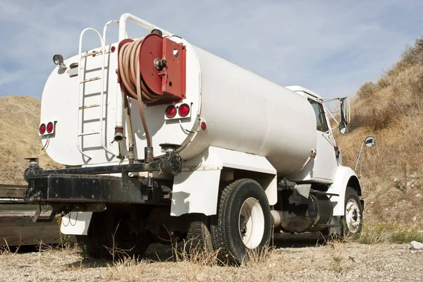 Water Truck Met Bijvoegen Slang Achterkant Van Tank — Stockfoto