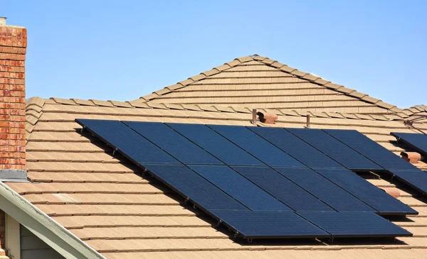 Solární Panely Sedět Nad Moderní Střecha — Stock fotografie