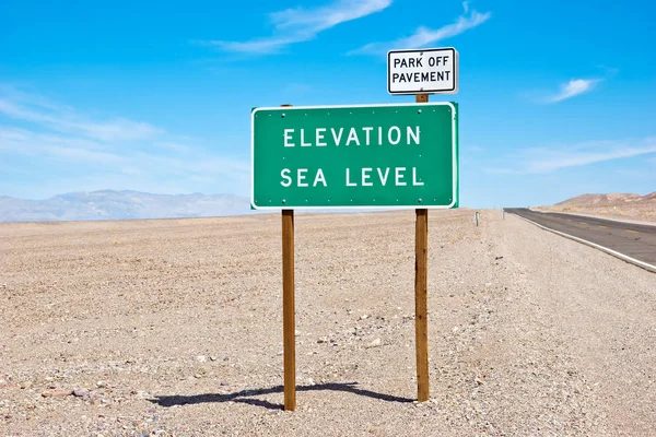 Hoogte Zeespiegel Teken Death Valley Buurt Van Een Openbare Weg — Stockfoto