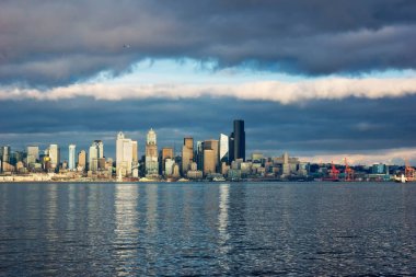Elliot Körfezi 'nin karşısındaki Seattle' da gün batımında.