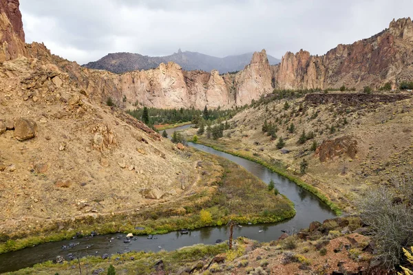 Oregon çölünün ortasında, bulutlu bulutlar Smith Rock State Parkı 'ndaki Cooked Nehri' ne doğru ilerliyor.. 