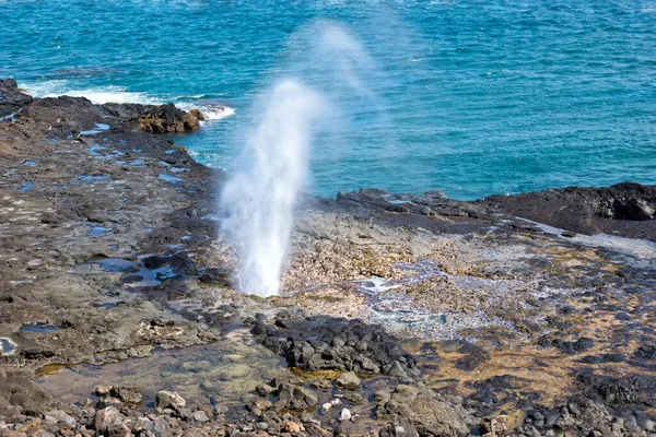 Kauai Adası 'nın güney kıyısında, Spout Horn' un Poipu kıyısındaki hava deliğinden su püskürttüğü görülebilir..
