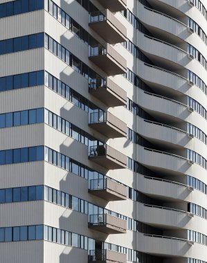 Los Angeles şehrinde modern bir gökdelene yakın..