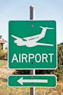 Yol tabelası yakınlardaki bir havaalanının yönünü gösteriyor..