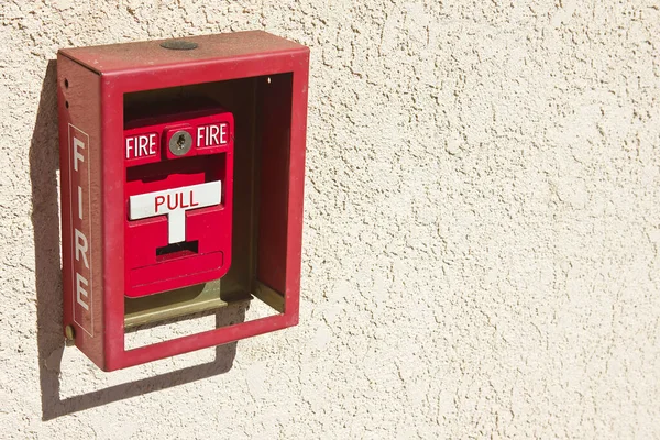 Rote Brandmeldebox Mit Weißem Zuggriff lizenzfreie Stockbilder