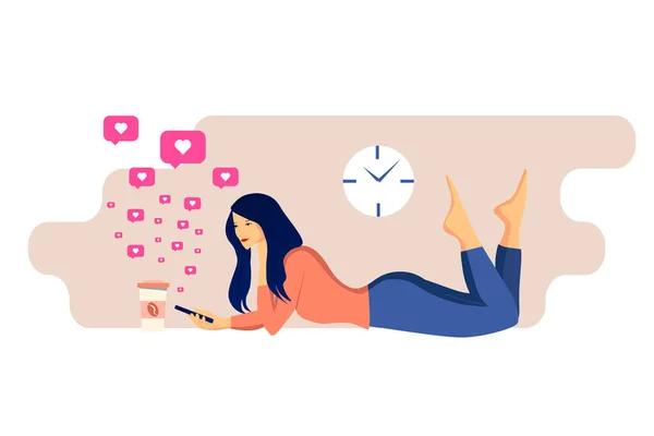 社交媒体营销网站的概念。年轻女孩拿着智能手机躺在社交网络上等待着喜欢的东西。网页设计广告说明 — 图库矢量图片