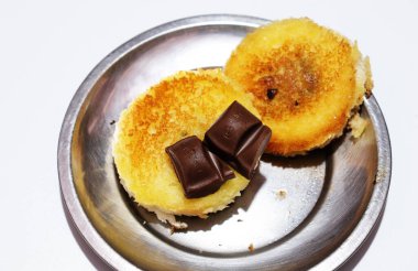 Beyaz arkaplanda izole edilmiş dilimlenmiş ekmek tostu