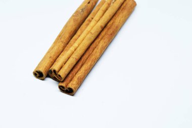 Beyaz arka planda gölgesi olmayan mis kokulu tarçın çubukları.