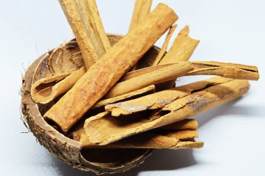 Beyaz arka planda gölgesi olmayan mis kokulu tarçın çubukları.