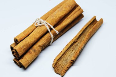 Beyaz arka planda gölgesi olmayan mis kokulu tarçın çubukları.