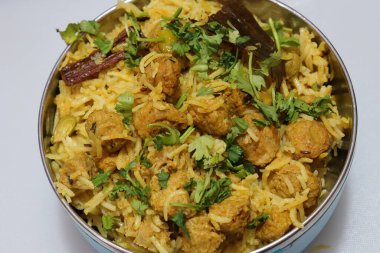 Soya briyani parçalarını beyaz arkaplanda izole eder