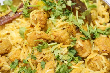 Soya briyani parçalarını beyaz arkaplanda izole eder
