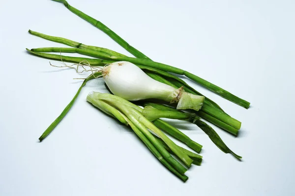 Φρέσκο Πράσινο Κρεμμυδάκι Ρίζες Ένα Απομονωμένο Λευκό Φόντο — Φωτογραφία Αρχείου