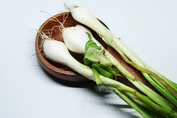 Cipolla Verde Fresca Primavera Con Radici Uno Sfondo Bianco Isolato — Foto Stock