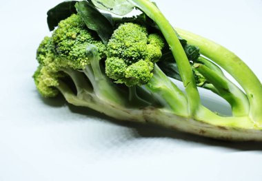 Beyaz arka planda izole edilmiş taze sağlıklı brokoli.