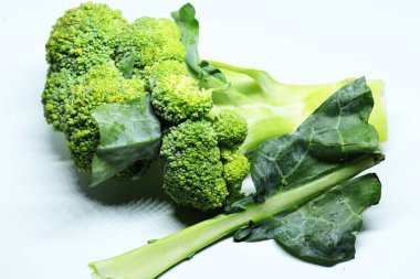 Beyaz arka planda izole edilmiş taze sağlıklı brokoli.