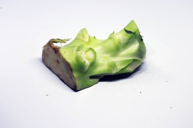 Beyaz arka planda izole edilmiş taze sağlıklı brokoli.