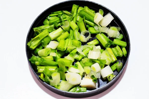 Cipolla Verde Fresca Primavera Con Radici Uno Sfondo Bianco Isolato — Foto Stock