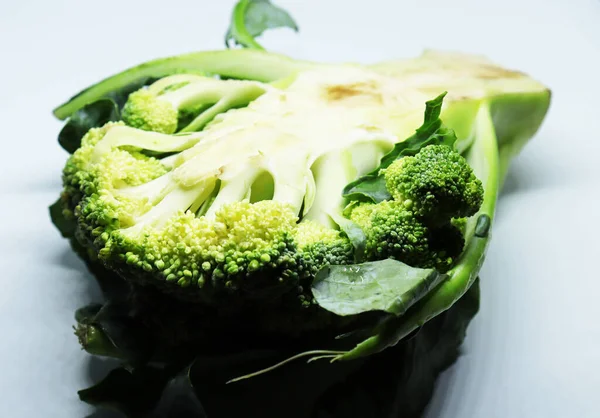 Świeże Zdrowe Brokuły Izolowane Białym Tle — Zdjęcie stockowe
