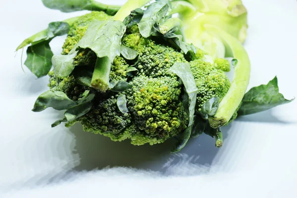 Broccoli Freschi Sani Isolati Fondo Bianco — Foto Stock