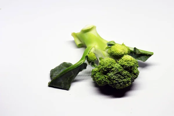 Broccoli Freschi Sani Isolati Fondo Bianco — Foto Stock