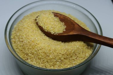 Beyaz arka planda saf Semolina unu veya Rava tozu izole edilmiş.