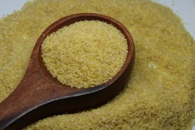 Beyaz arka planda saf Semolina unu veya Rava tozu izole edilmiş.